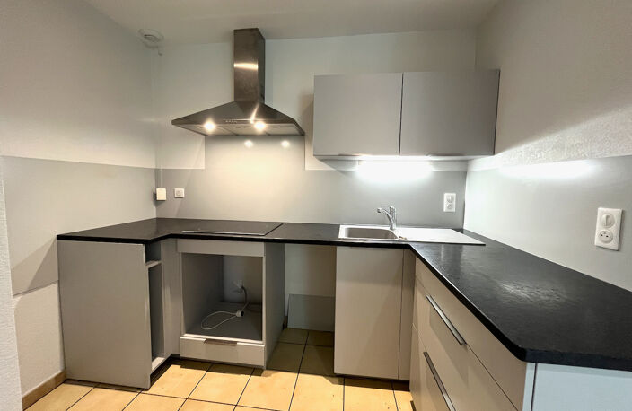 Villeneuve sur Lot centre ville rive droite, dans une résidence très calme avec place de parking privative, appartement T3 de 49 m² en très bon état situé au premier étage comprenant un séjour de 22 m² avec cuisine aménagée, deux chambres, une salle de ba — photo 2