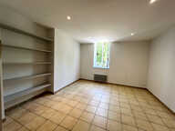 Villeneuve sur Lot centre ville rive droite, dans une résidence très calme avec place de parking privative, appartement T3 de 49 m² en très bon état situé au premier étage comprenant un séjour de 22 m² avec cuisine aménagée, deux chambres, une salle de ba — photo 3