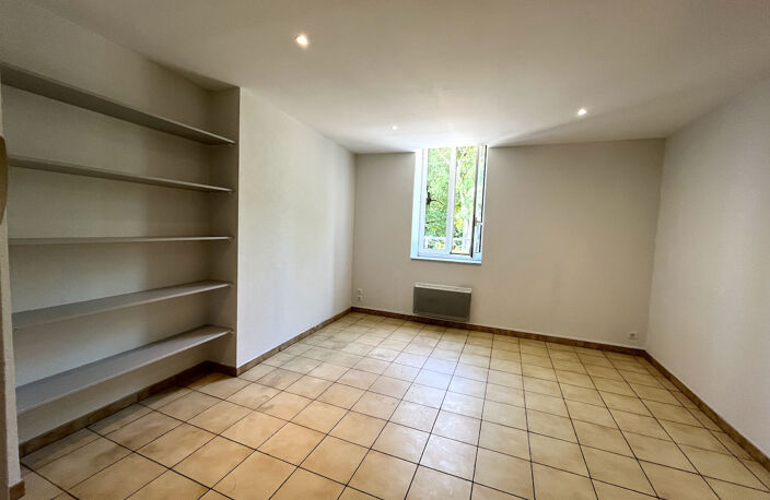 Villeneuve sur Lot centre ville rive droite, dans une résidence très calme avec place de parking privative, appartement T3 de 49 m² en très bon état situé au premier étage comprenant un séjour de 22 m² avec cuisine aménagée, deux chambres, une salle de ba — photo 3