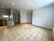 Villeneuve sur Lot centre ville rive droite, dans une résidence très calme avec place de parking privative, appartement T3 de 49 m² en très bon état situé au premier étage comprenant un séjour de 22 m² avec cuisine aménagée, deux chambres, une salle de ba — photo 4