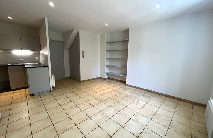 Villeneuve sur Lot centre ville rive droite, dans une résidence très calme avec place de parking privative, appartement T3 de 49 m² en très bon état situé au premier étage comprenant un séjour de 22 m² avec cuisine aménagée, deux chambres, une salle de ba — photo 4