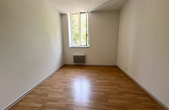 Villeneuve sur Lot centre ville rive droite, dans une résidence très calme avec place de parking privative, appartement T3 de 49 m² en très bon état situé au premier étage comprenant un séjour de 22 m² avec cuisine aménagée, deux chambres, une salle de ba — photo 5
