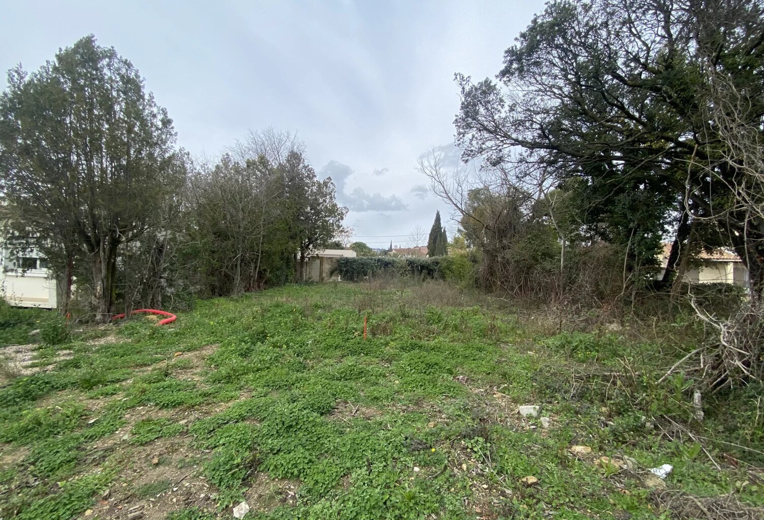 TERRAIN A VENDRE SUR PELISSANNE — photo 1