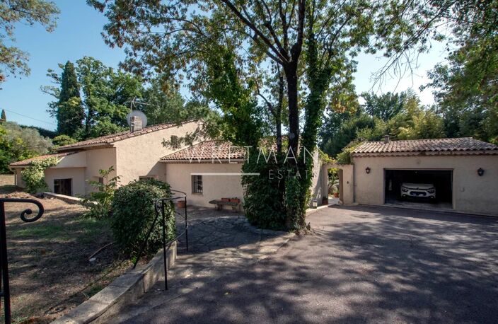 À vendre près de Valbonne - Domaine de 3 logements — photo 2
