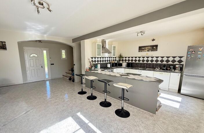 Villa — photo 2