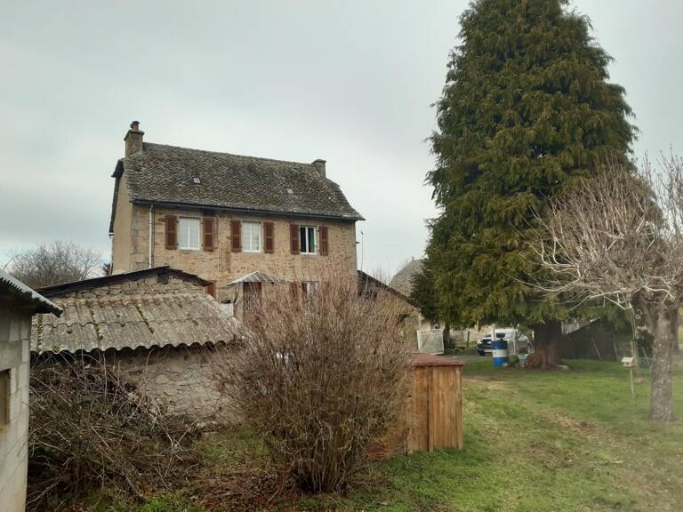 CORPS DE FERME AVEC DEPENDANCES TERRAIN ET VERGER — photo 1