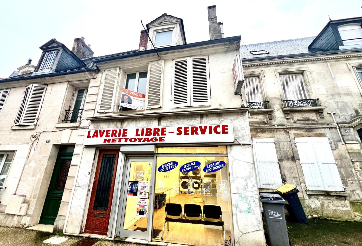 Immeuble en centre ville comprenant un appartement et un local commercial !! — photo 1