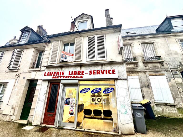 Immeuble en centre ville comprenant un appartement et un local commercial !! — photo 1