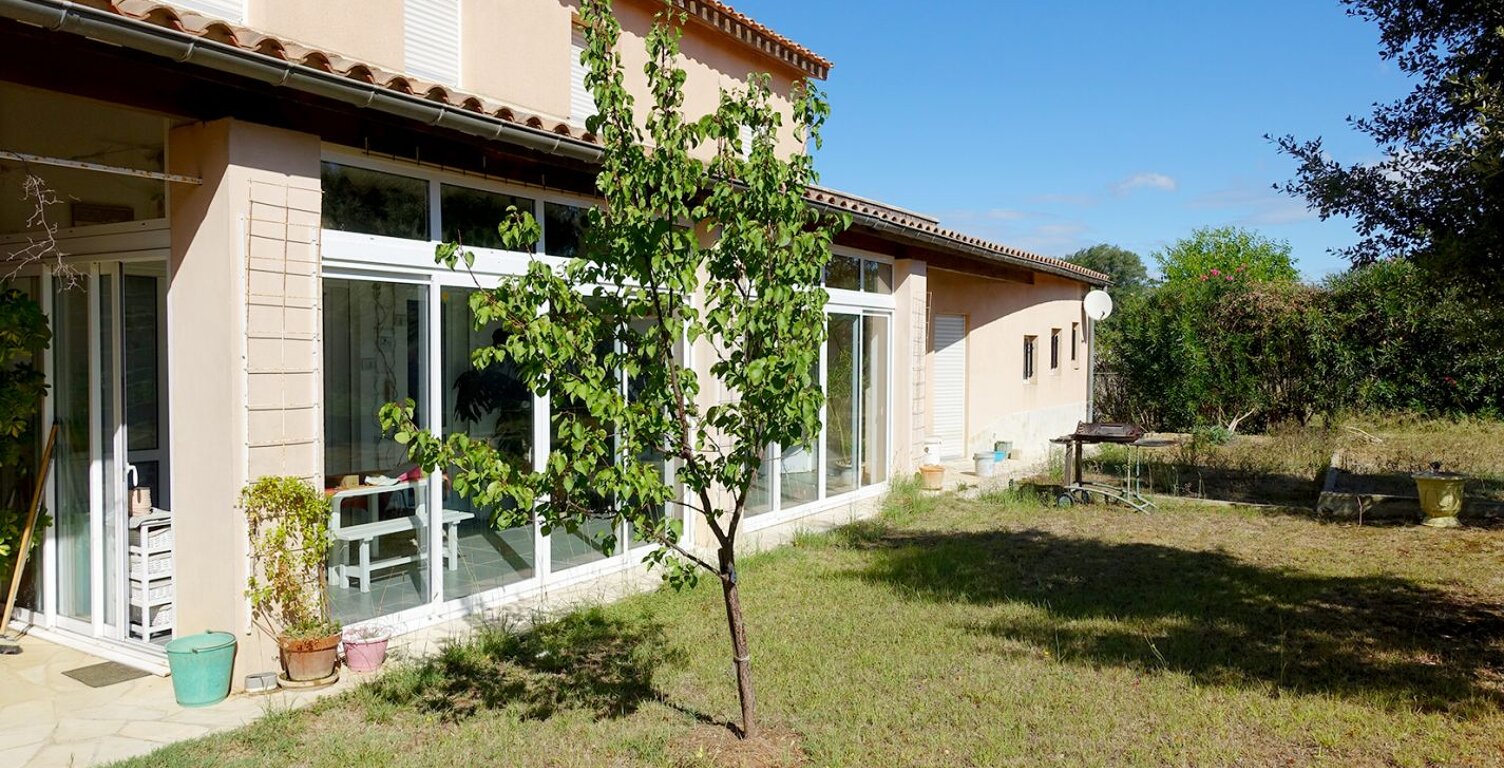 Villa — photo 1