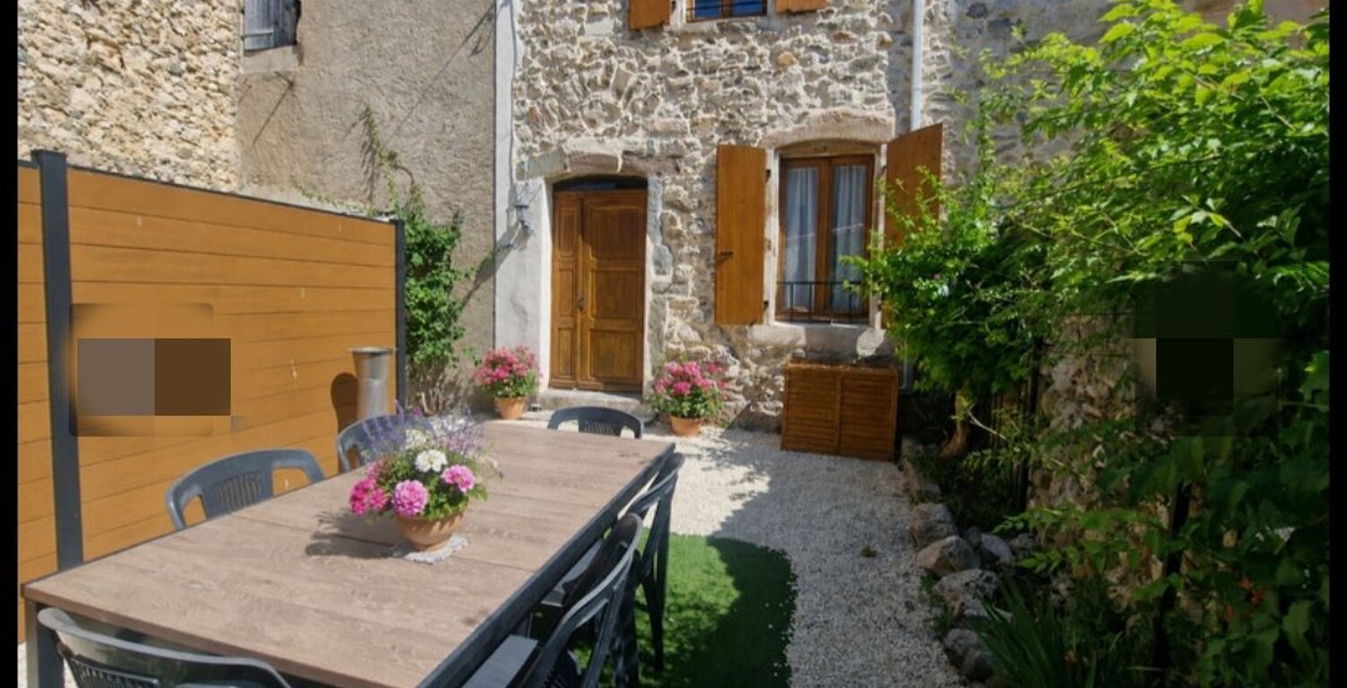 Maison en pierre cour garage — photo 1