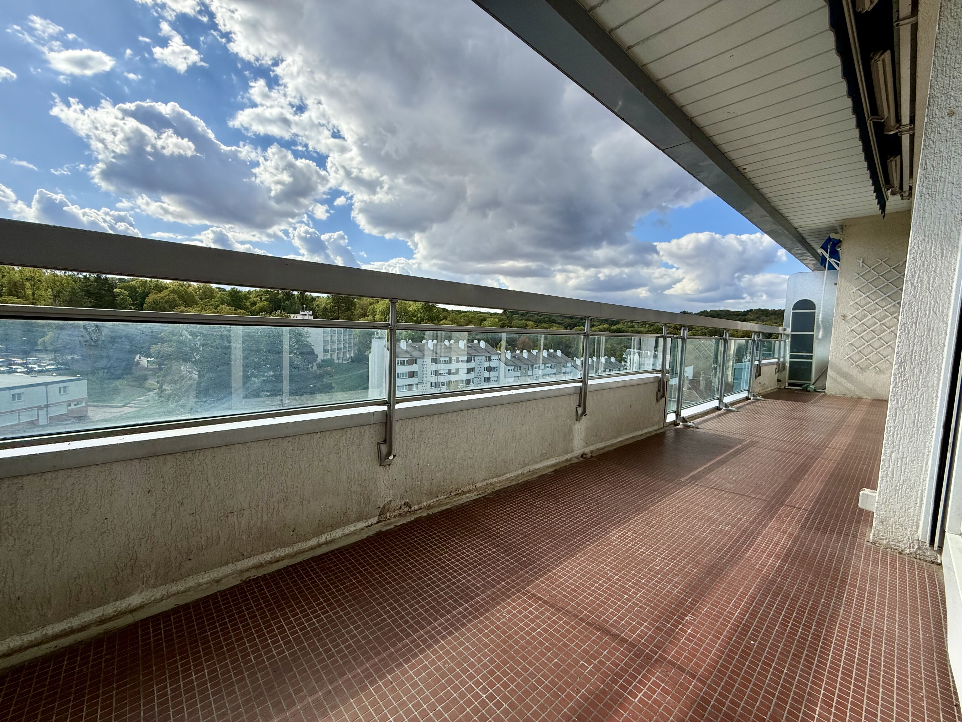 APPARTEMENT 4 PIECES, ETAGE ELEVE, BALCON, CAVE, PARKING