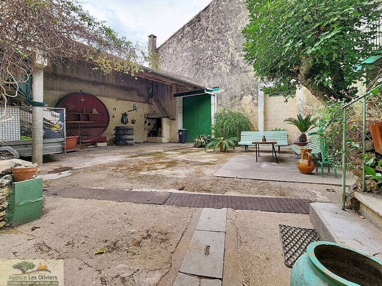Maison et dépendances — photo 1