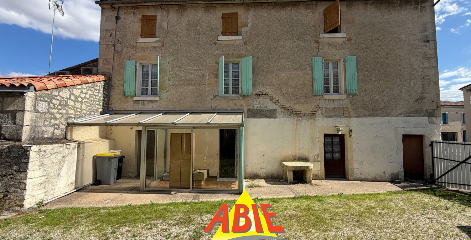 Maison à rénover en plein coeur de Benet   130 m2 avec terrai — photo 1