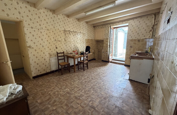 Maison à rénover en plein coeur de Benet   130 m2 avec terrai — photo 2