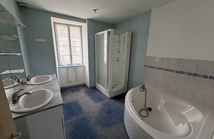 Maison à rénover en plein coeur de Benet   130 m2 avec terrai — photo 3