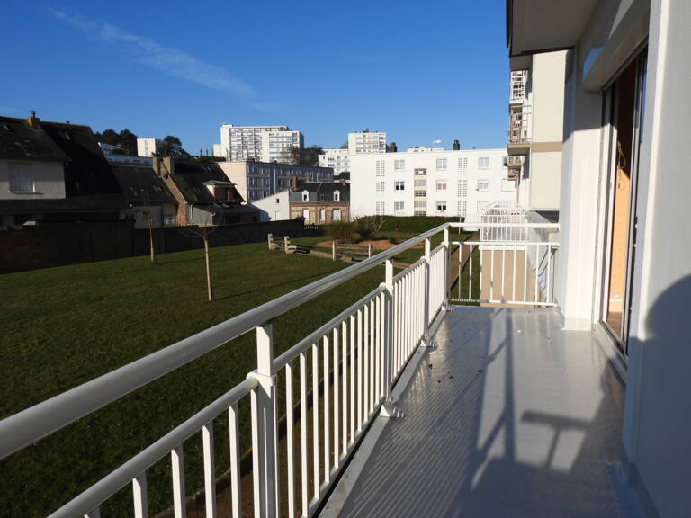 FECAMP : APPARTEMENT AVEC GRAND BALCON A 2 PAS DU CENTRE A PIED — photo 1