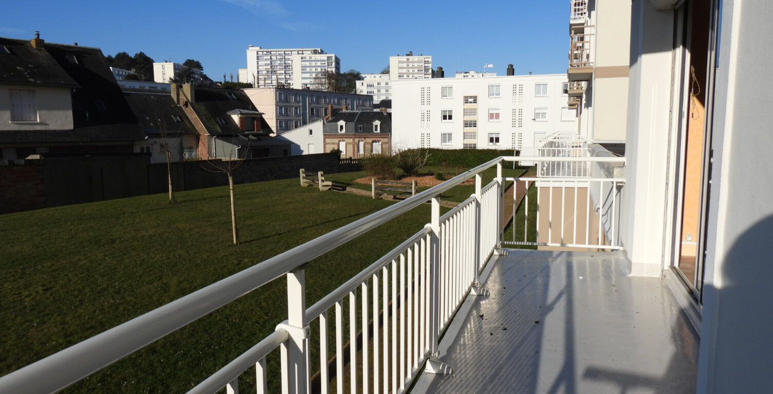 FECAMP : APPARTEMENT AVEC GRAND BALCON A 2 PAS DU CENTRE A PIED — photo 1
