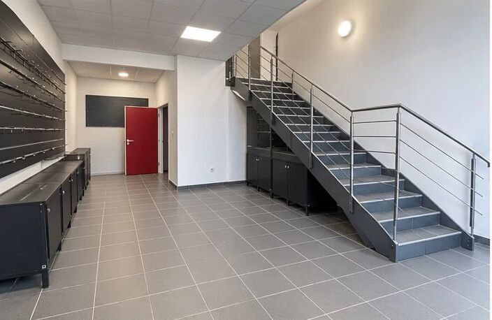 Spacieux entrepôt de 367 m² à Saint-Pierre-du-Perray — photo 3