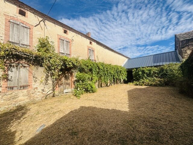 Corps de ferme à rénover avec dépendances sur un terrain de 9 000 M2