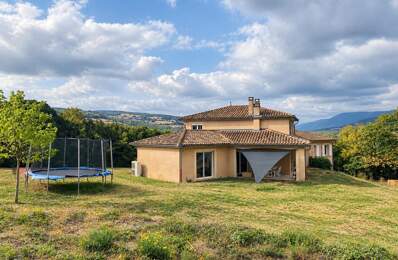 Villa de plain pied sur sous-sol avec grand terrain — photo du bien