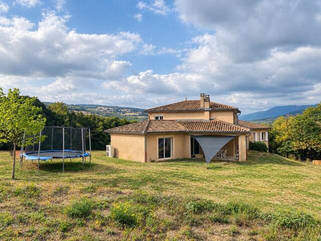 Villa de plain pied sur sous-sol avec grand terrain — photo du bien