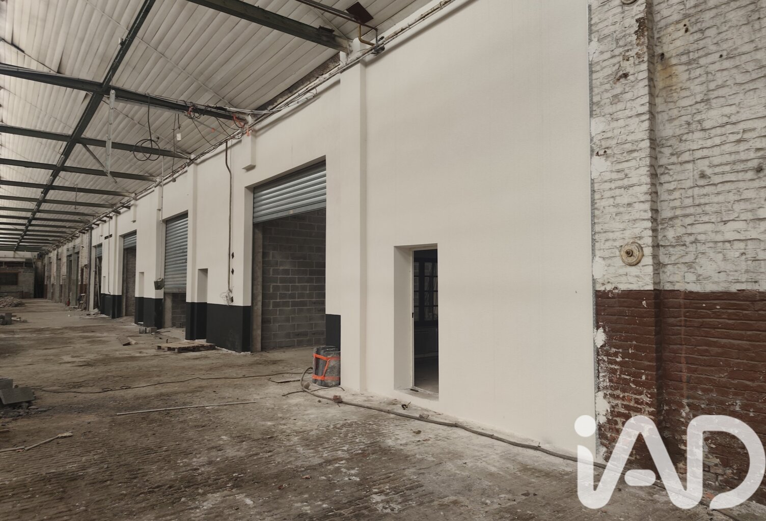 Vente Garage 102 m&sup2; — photo 1