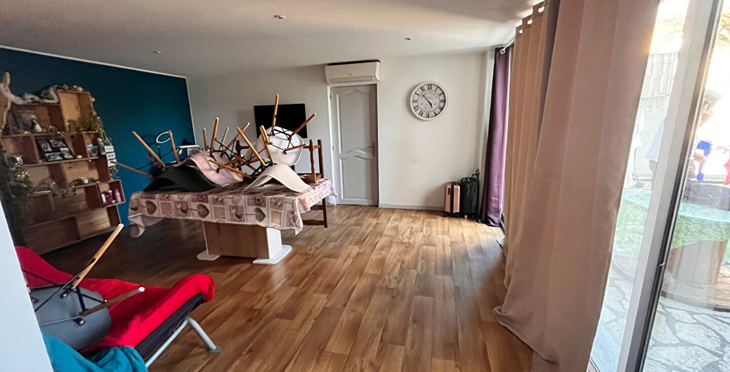 Immeuble en ville 2 appartements avec cours et garages — photo 1