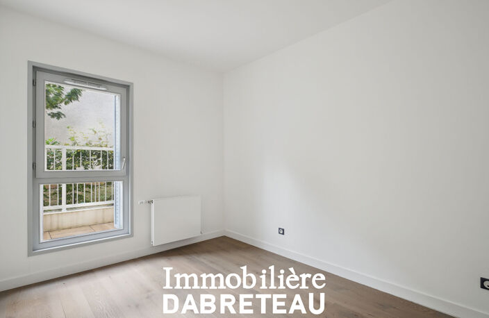 RARE T2 AVEC TERRASSE ET GARAGE COEUR CROIX-ROUSSE - LYON 4EME — photo 4