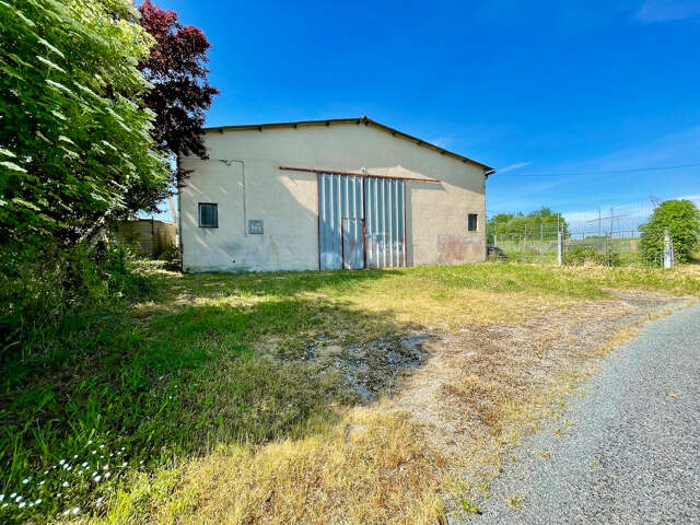 Bias, proche de Villeneuve sur Lot, hangar de 265 m² à louer en campagne. Petite porte et grande ouverture. Accès facile. terrain devant pour stationner. Pas de terrain autour à entretenir. Pas de bureau ni sanitaire.  Le hangar étant sujet à des infiltra — photo du bien