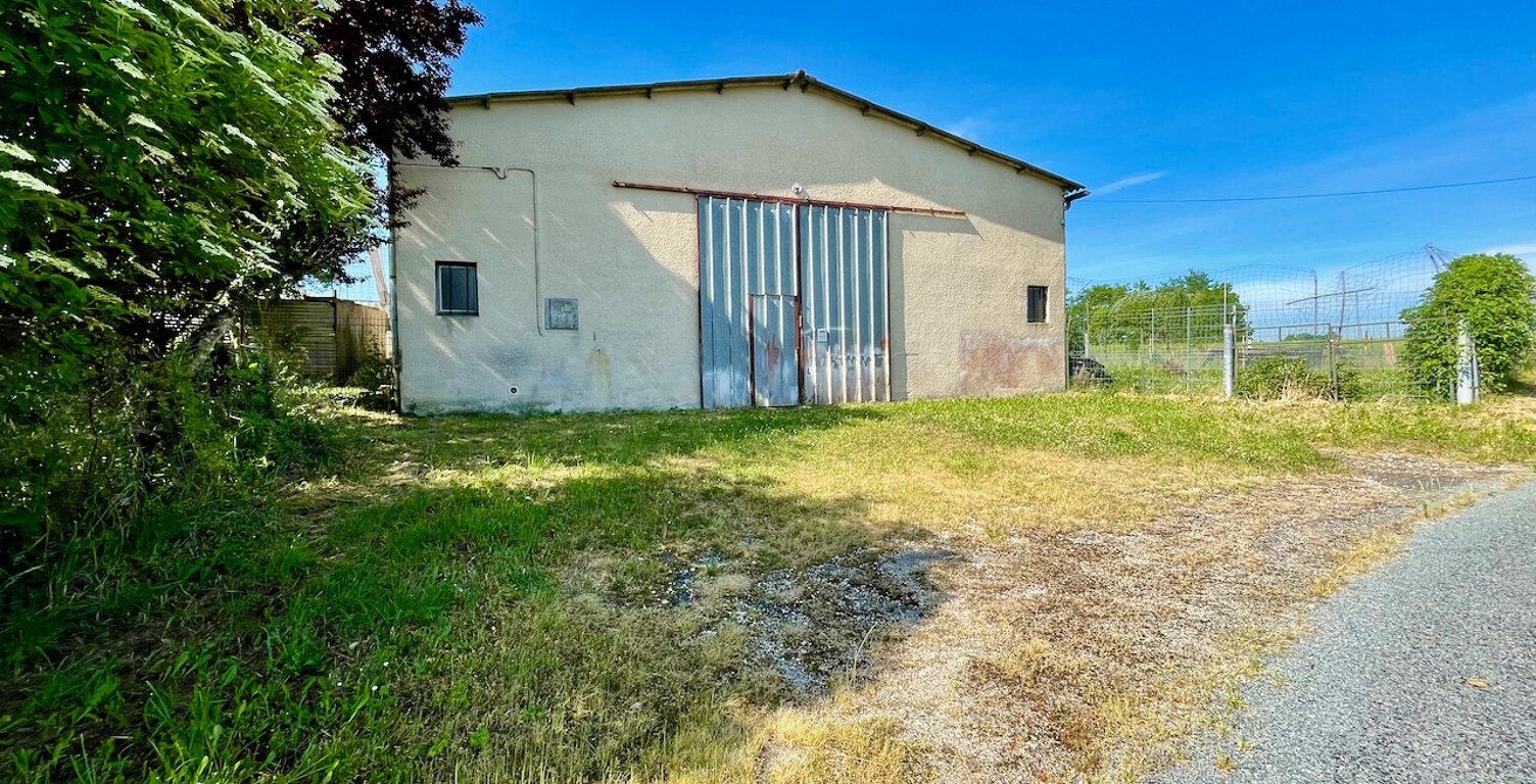 Bias, proche de Villeneuve sur Lot, hangar de 265 m² à louer en campagne. Petite porte et grande ouverture. Accès facile. terrain devant pour stationner. Pas de terrain autour à entretenir. Pas de bureau ni sanitaire.  Le hangar étant sujet à des infiltra — photo 1