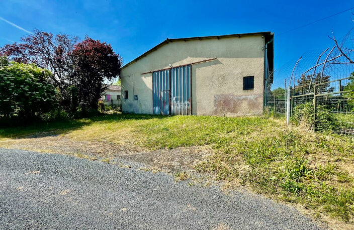 Bias, proche de Villeneuve sur Lot, hangar de 265 m² à louer en campagne. Petite porte et grande ouverture. Accès facile. terrain devant pour stationner. Pas de terrain autour à entretenir. Pas de bureau ni sanitaire.  Le hangar étant sujet à des infiltra — photo 2