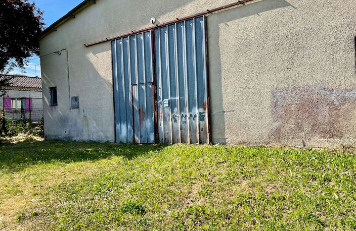 Bias, proche de Villeneuve sur Lot, hangar de 265 m² à louer en campagne. Petite porte et grande ouverture. Accès facile. terrain devant pour stationner. Pas de terrain autour à entretenir. Pas de bureau ni sanitaire.  Le hangar étant sujet à des infiltra — photo 3