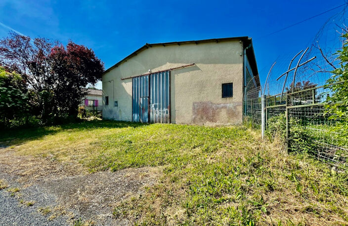 Bias, proche de Villeneuve sur Lot, hangar de 265 m² à louer en campagne. Petite porte et grande ouverture. Accès facile. terrain devant pour stationner. Pas de terrain autour à entretenir. Pas de bureau ni sanitaire.  Le hangar étant sujet à des infiltra — photo 4