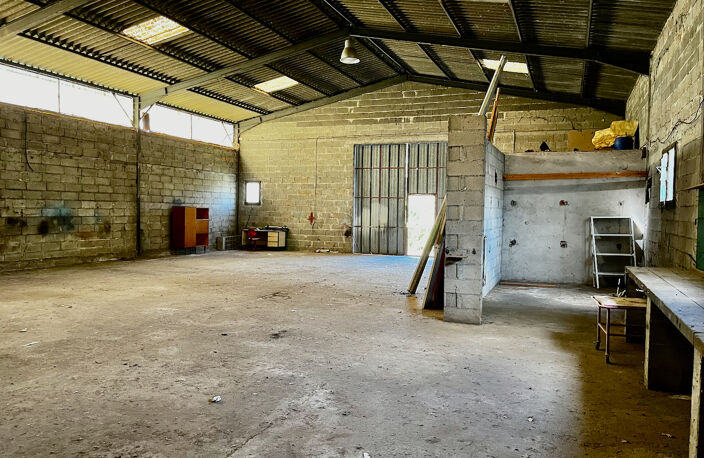 Bias, proche de Villeneuve sur Lot, hangar de 265 m² à louer en campagne. Petite porte et grande ouverture. Accès facile. terrain devant pour stationner. Pas de terrain autour à entretenir. Pas de bureau ni sanitaire.  Le hangar étant sujet à des infiltra — photo 5