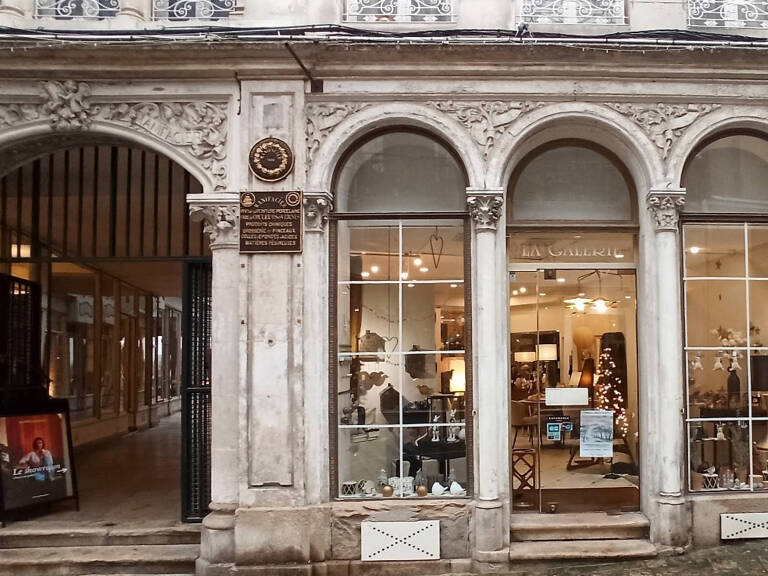 AUXERRE CENTRE VILLE - LOCAL COMMERCIAL VENDU OCCUPE - 220M² - RESERVES 100M² — photo 1