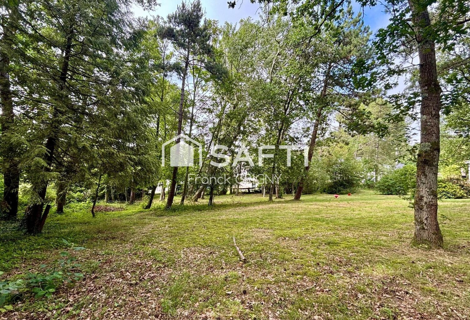 Terrain individuel  constructible en zone boisée — photo 1
