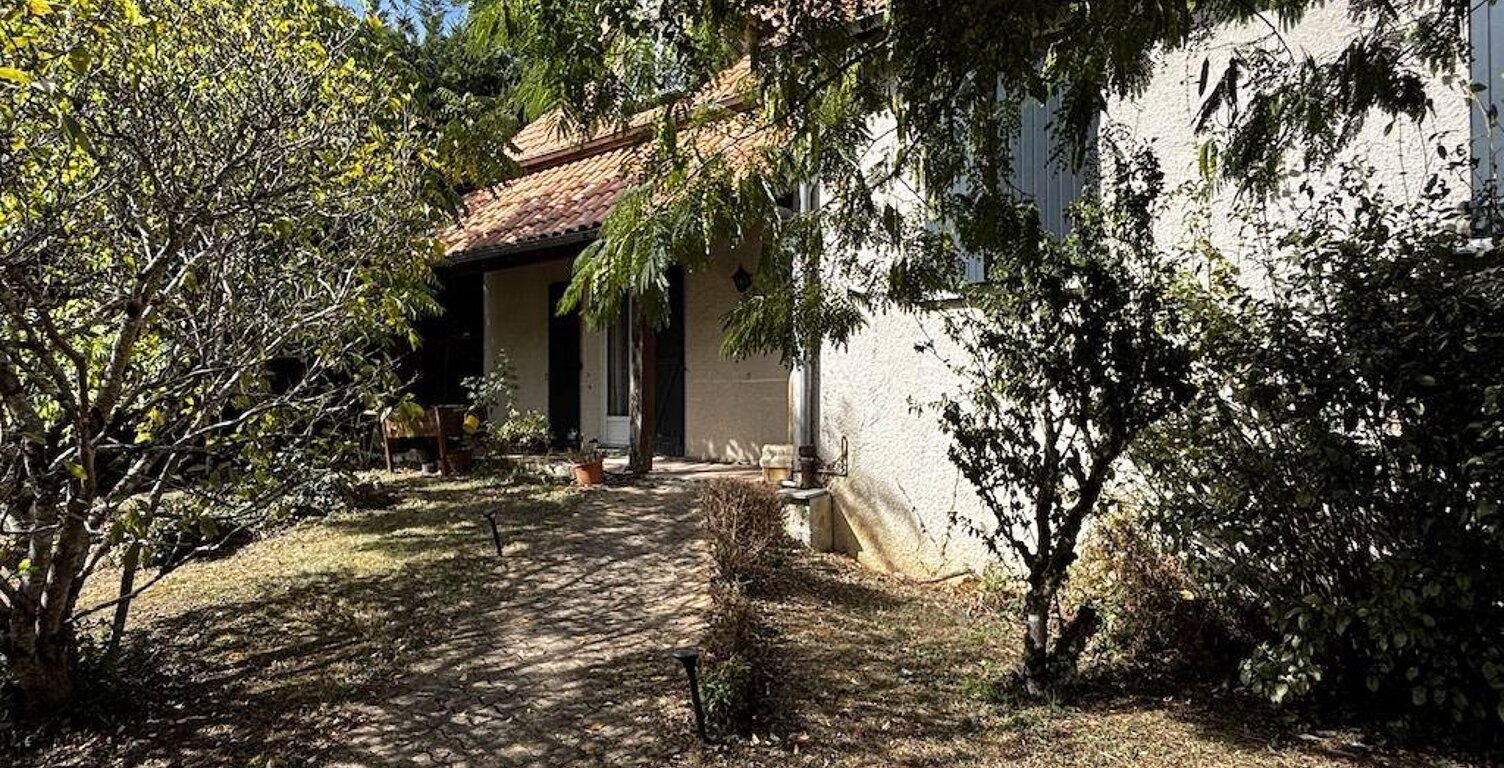 Maison - 131m² - Nieuil-l''Espoir — photo 1