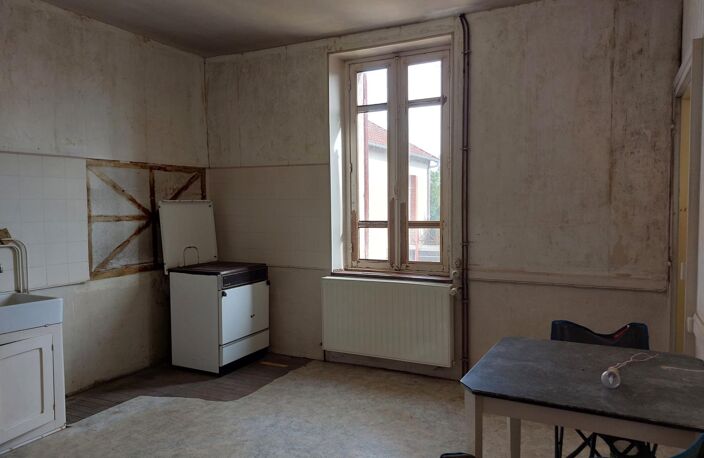 Maison à rafraîchir, dans un bourg dynamique, proche de Montluçon et de la RN145. — photo 3
