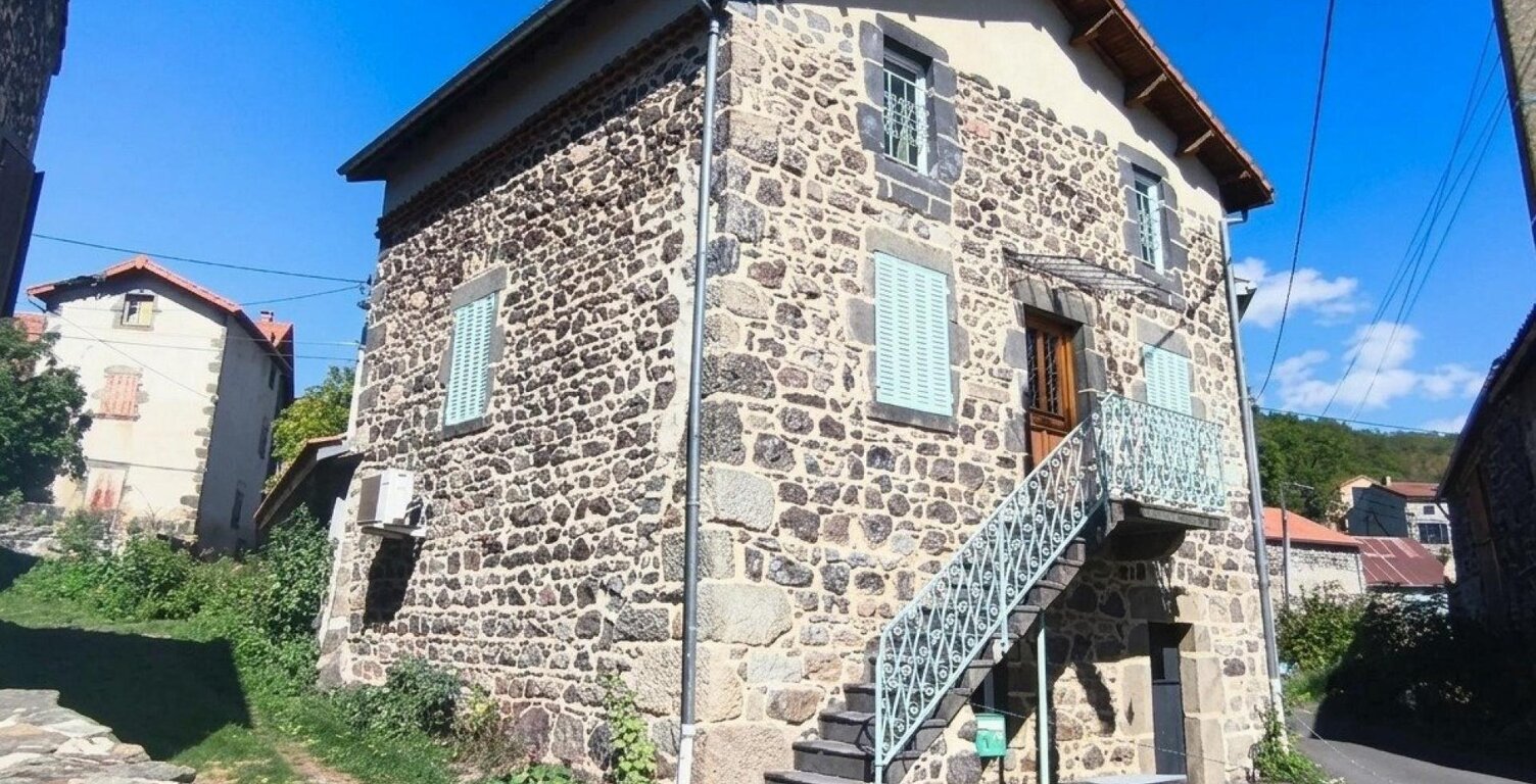 Maison en pierres de 72 m² à Rouillas Haut (Aydat) — photo 1