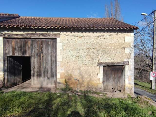 Fort potentiel de rénovation pour cet ensemble de bâtis en pierre (maison + grange) — photo du bien