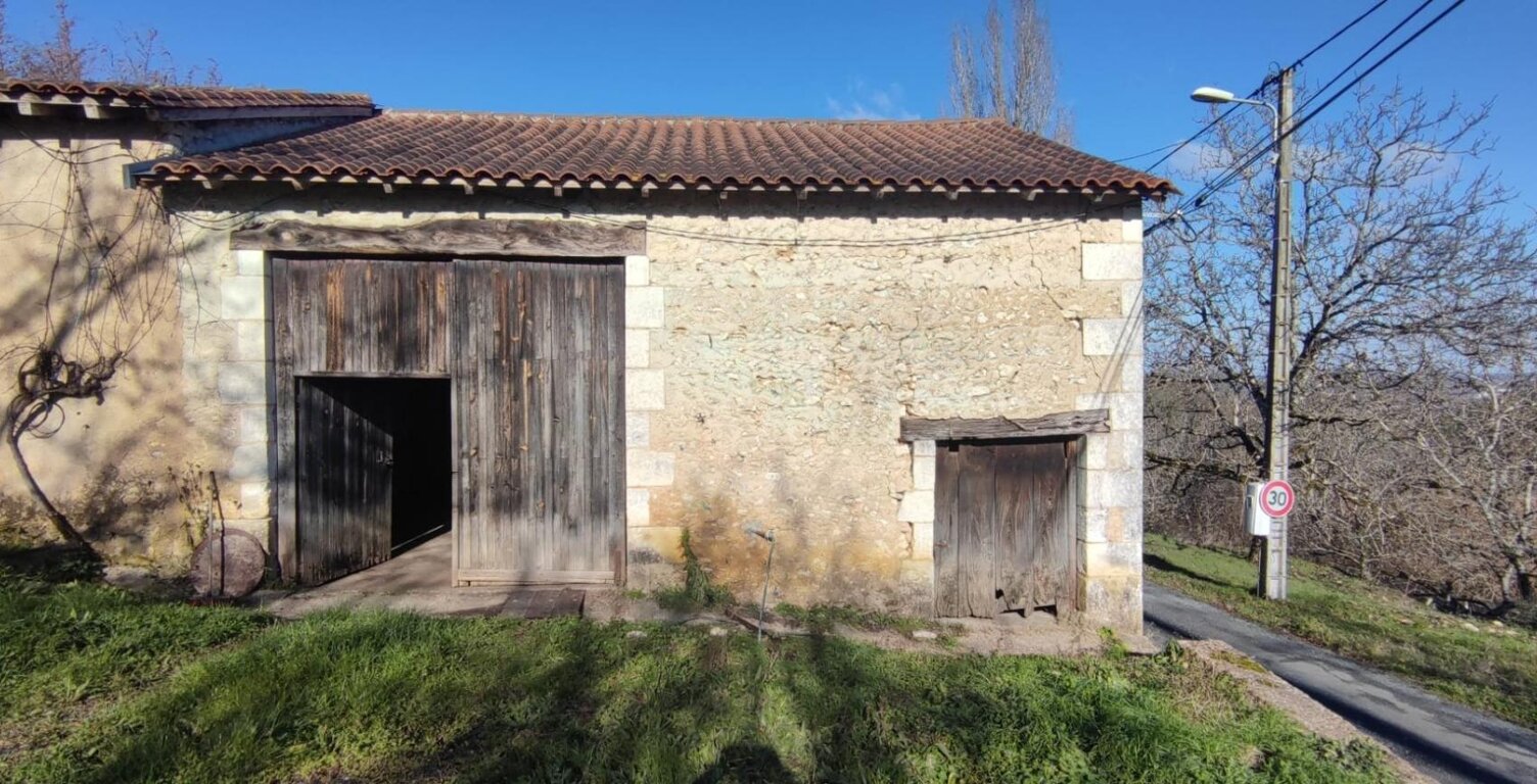 Fort potentiel de rénovation pour cet ensemble de bâtis en pierre (maison + grange) — photo 1