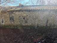 Fort potentiel de rénovation pour cet ensemble de bâtis en pierre (maison + grange) — photo 2