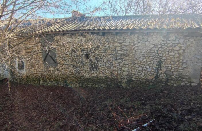 Fort potentiel de rénovation pour cet ensemble de bâtis en pierre (maison + grange) — photo 2