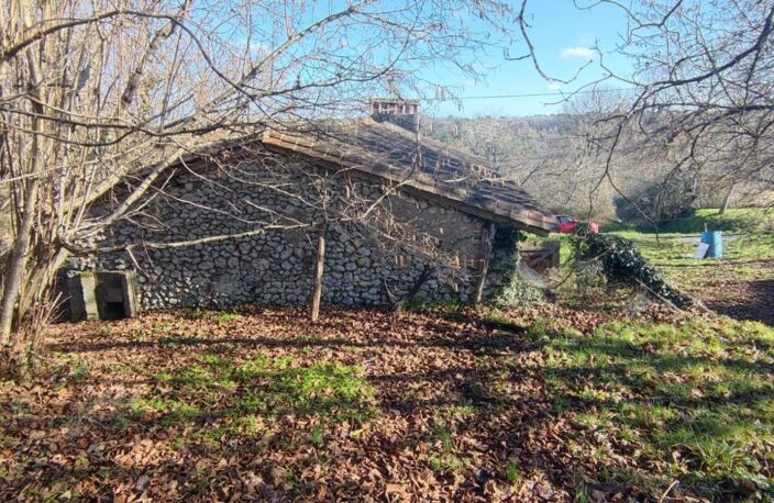 Fort potentiel de rénovation pour cet ensemble de bâtis en pierre (maison + grange) — photo 5
