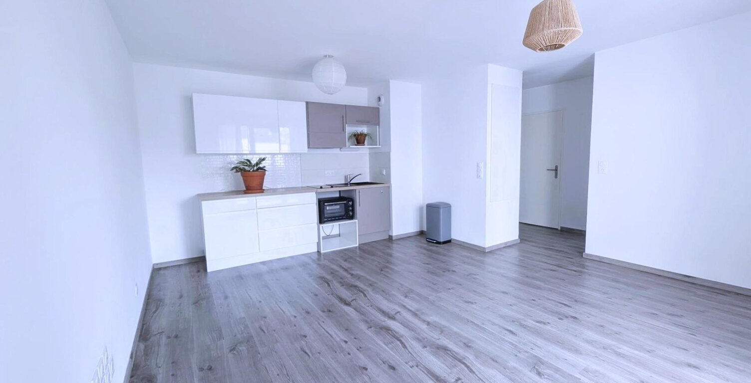 T2 AVEC BALCON ET PLACE DE PARKING PRIVEE A LA ROCHELLE — photo 1