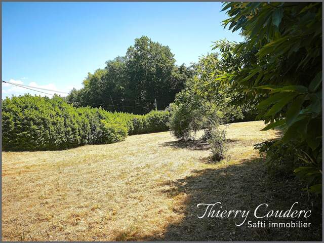 Terrain constructible de 2320 m². — photo du bien