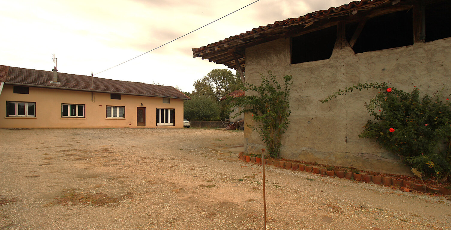 MAISON DE CAMPAGNE A RENOVER AVEC DEPENDANCES — photo 1