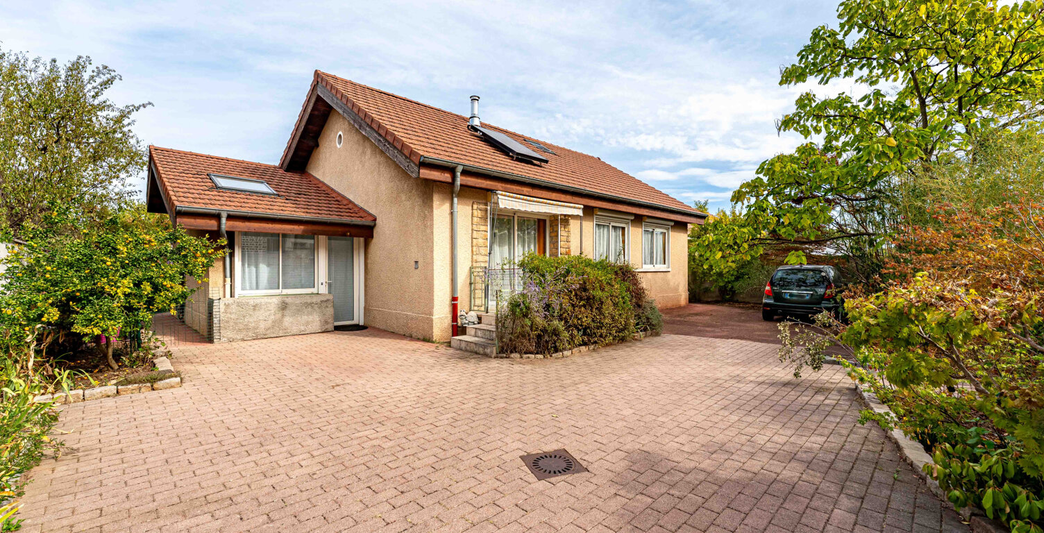 Maison familiale de 109m2 sur terrain plat de 1260m2 avec piscine et dépendance. — photo 1