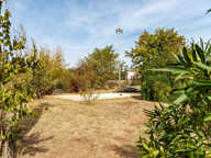 Maison familiale de 109m2 sur terrain plat de 1260m2 avec piscine et dépendance. — photo 2
