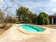 Maison familiale de 109m2 sur terrain plat de 1260m2 avec piscine et dépendance. — photo 3